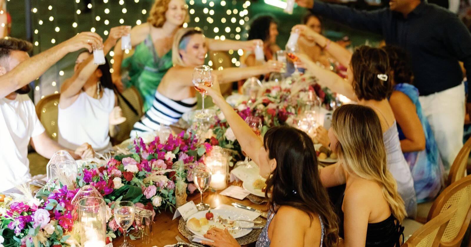 Groupe d'invités qui portent un toast pendant un mariage