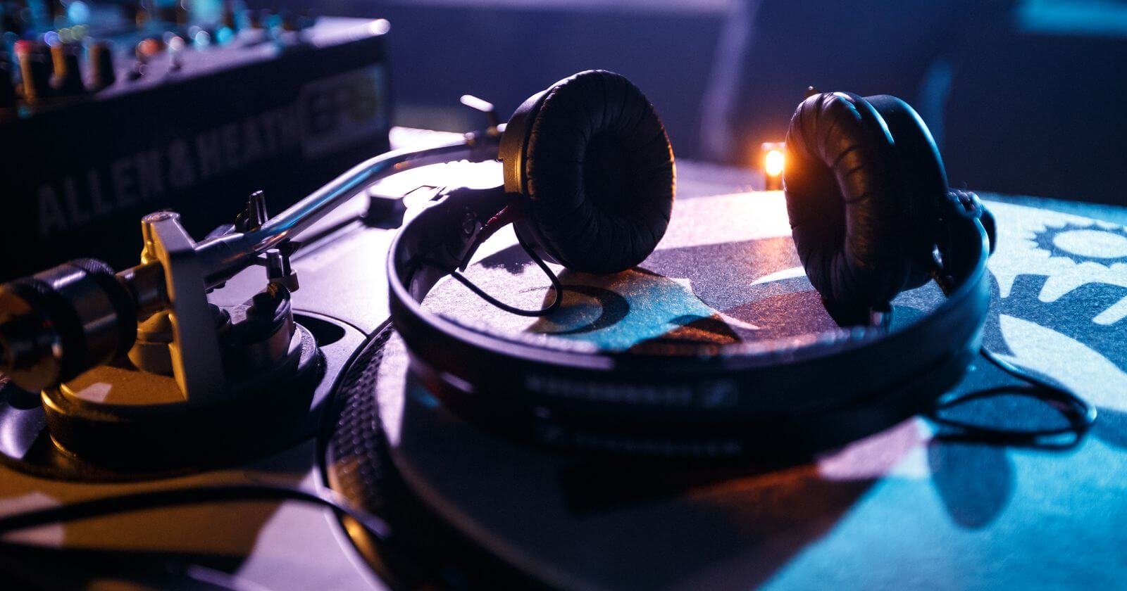 Casque audio posé sur des platines DJ