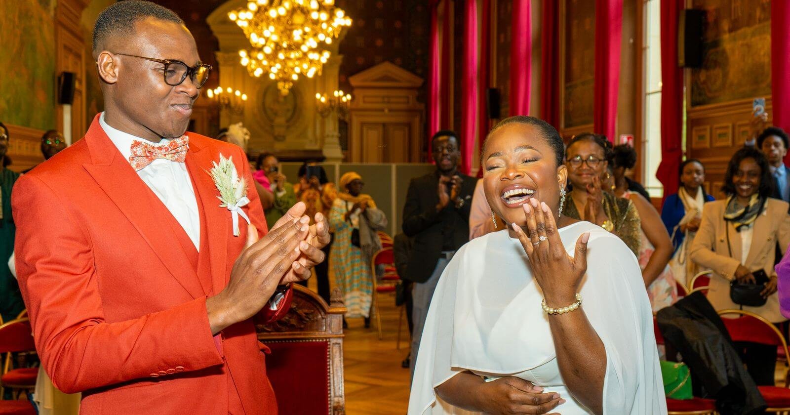 Moment joyeux pendant une cérémonie de mariage africain
