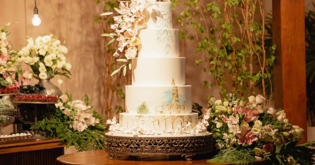 Gâteau de mariage à plusieurs étages prêt pour son entrée