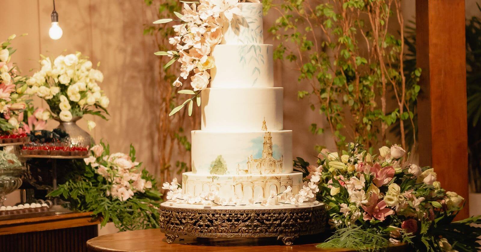 Gâteau de mariage à plusieurs étages prêt pour son entrée