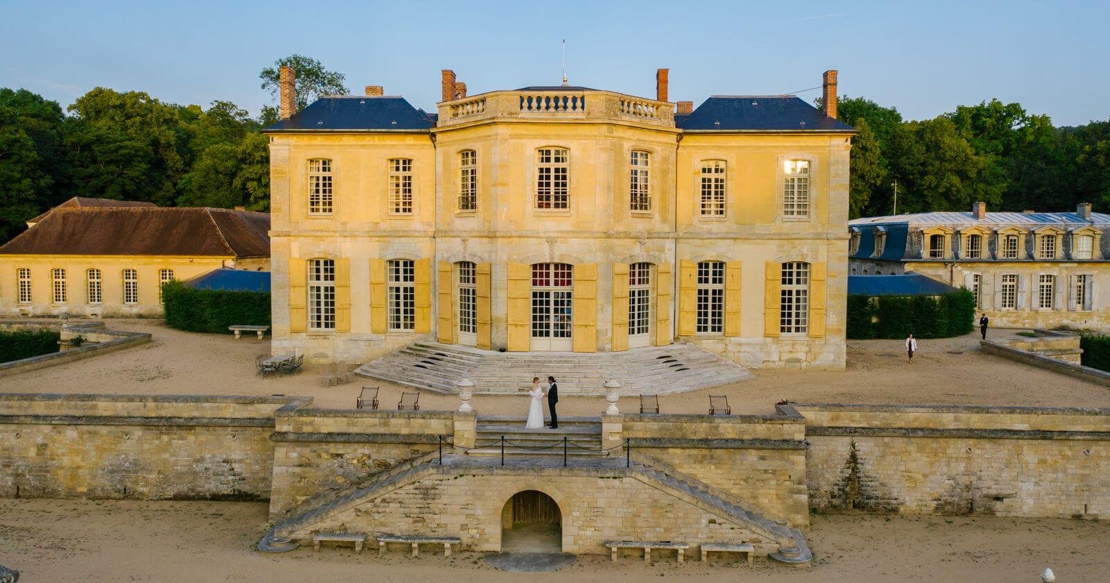 Façade d'un château pour une réception de mariage