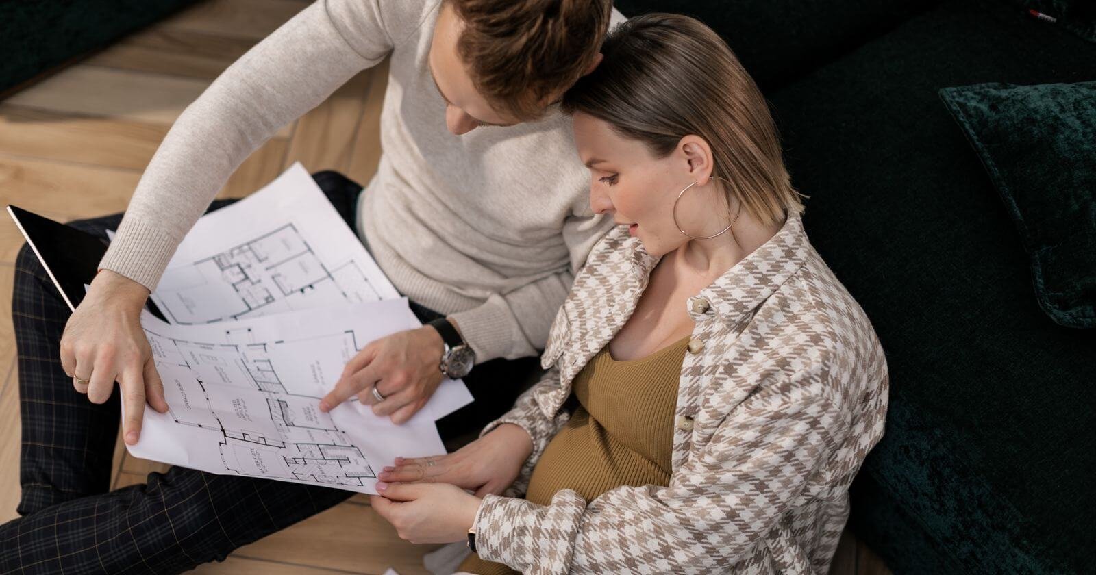 Couple préparant son mariage avec des documents