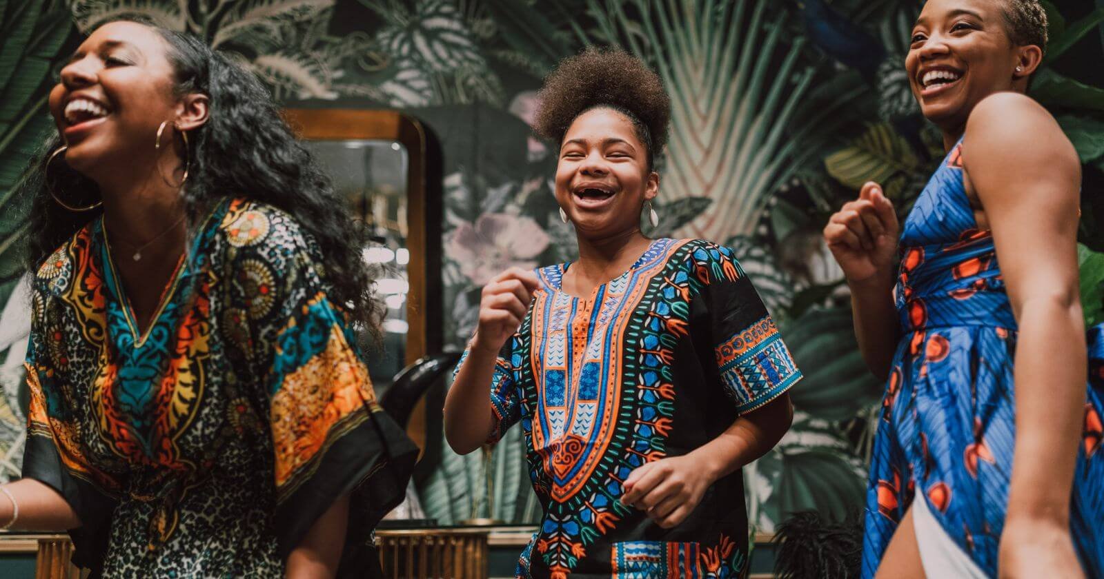 Groupe de femmes dansant en tenues africaines colorées