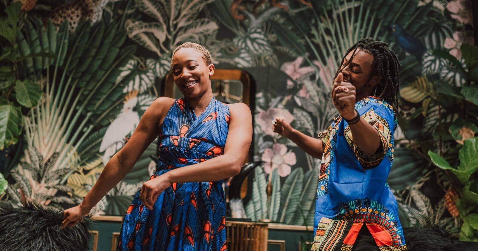 Femmes en tenues africaines dansant pendant une fête