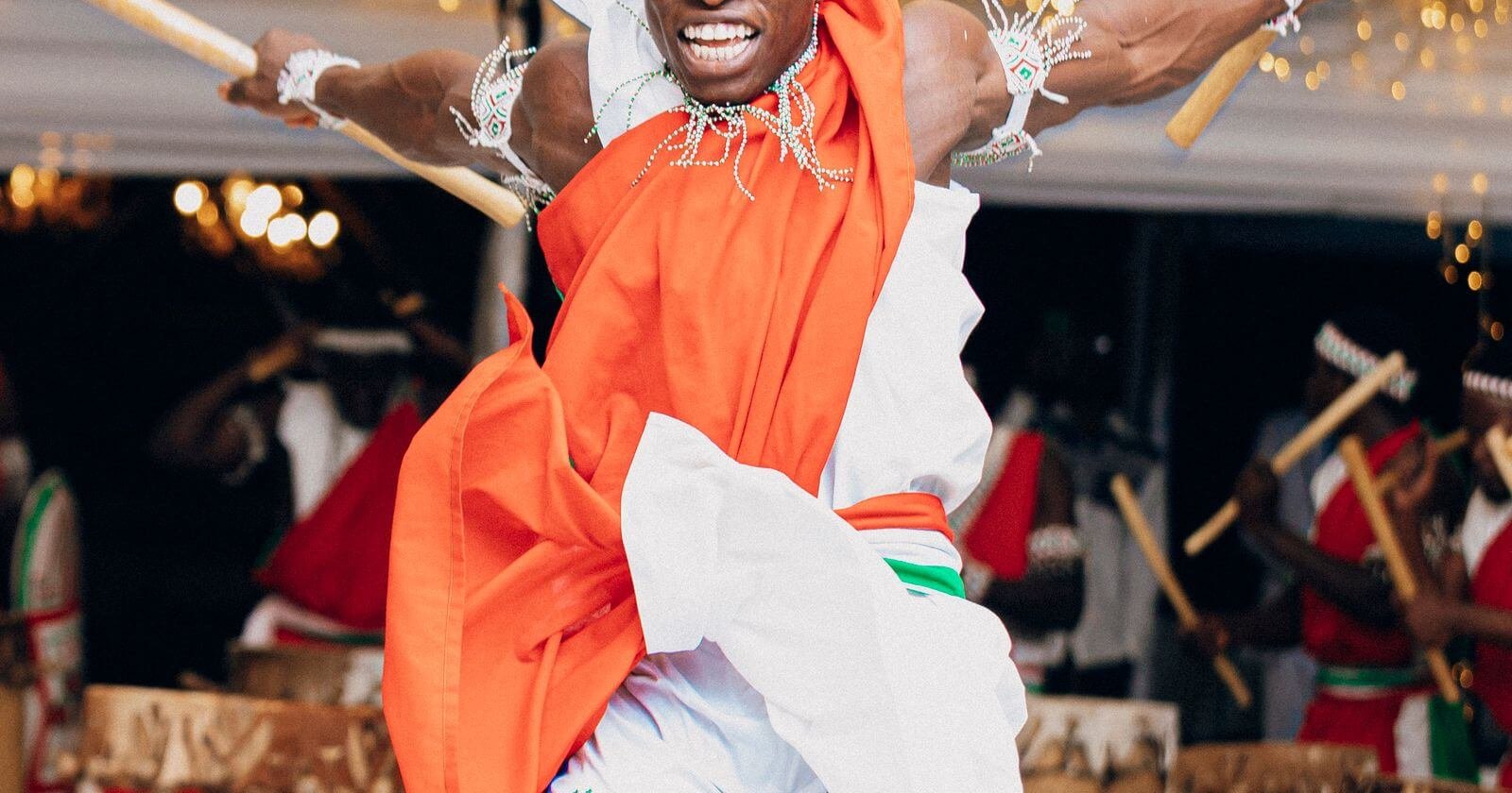 Danseur énergique en tenue traditionnelle pendant une célébration