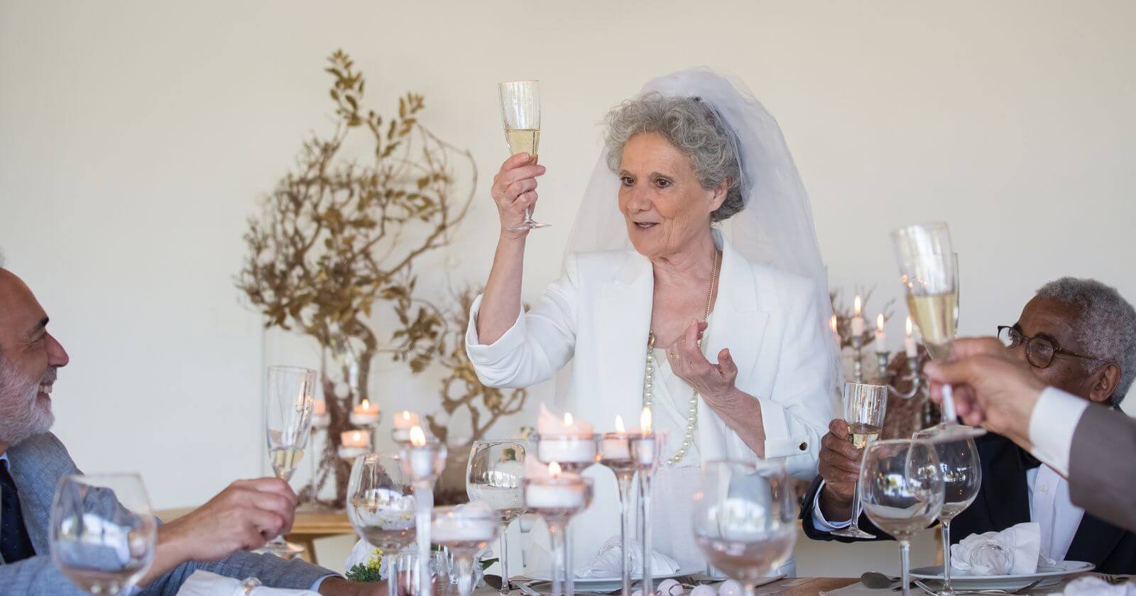 Invitée levant son verre pendant un discours de mariage