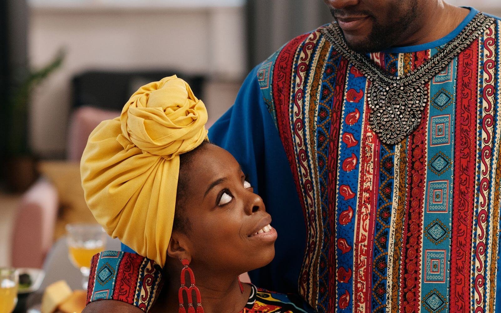 Couple africain joyeux en tenue traditionnelle le jour de son mariage