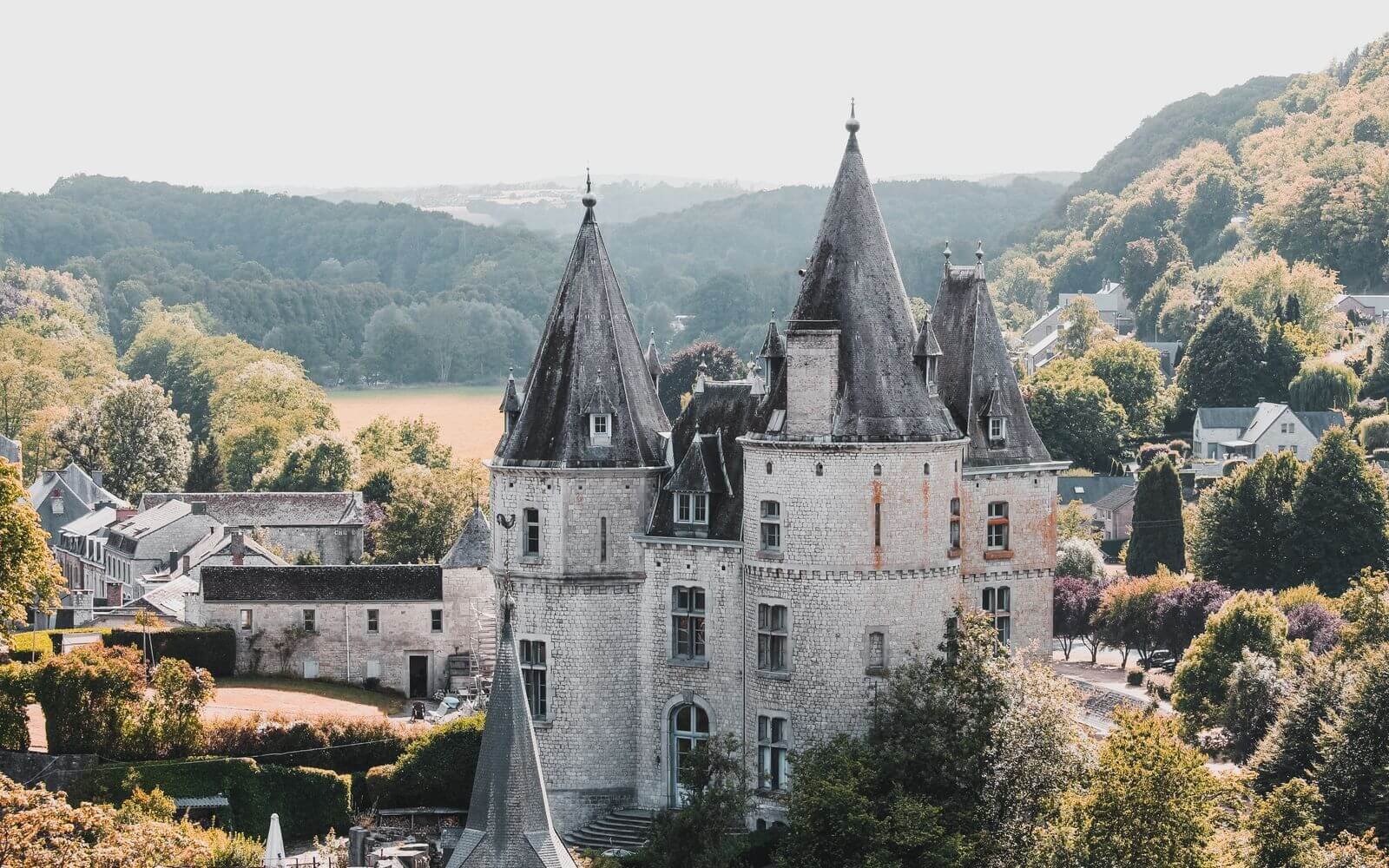 Vue aérienne d’un château entouré de verdure, idéal pour un DJ mariage Essonne