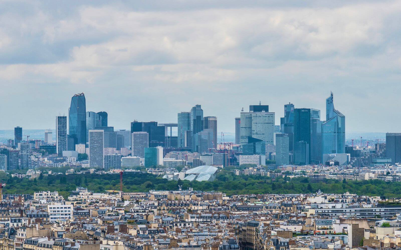 Vue sur les tours de La Défense, dans les Hauts-de-Seine, pour un DJ mariage Hauts-de-Seine