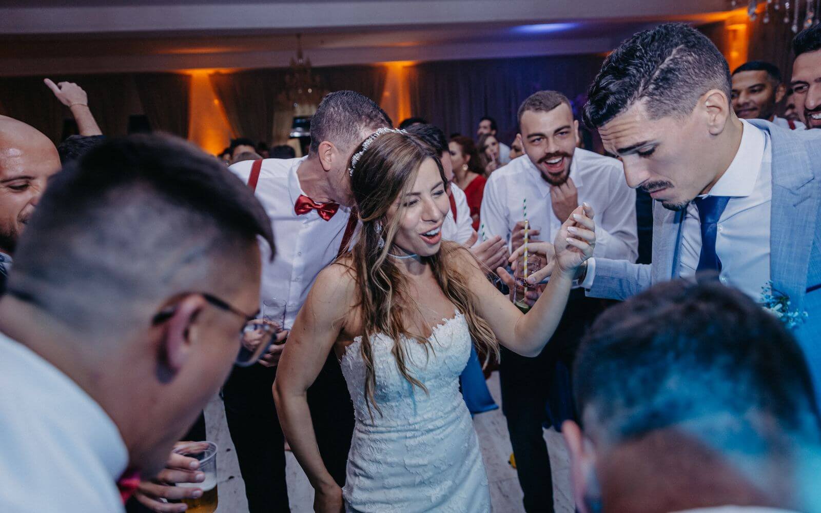Jeunes mariés qui dansent avec leurs invités, ambiance DJ mariage Seine-Saint-Denis