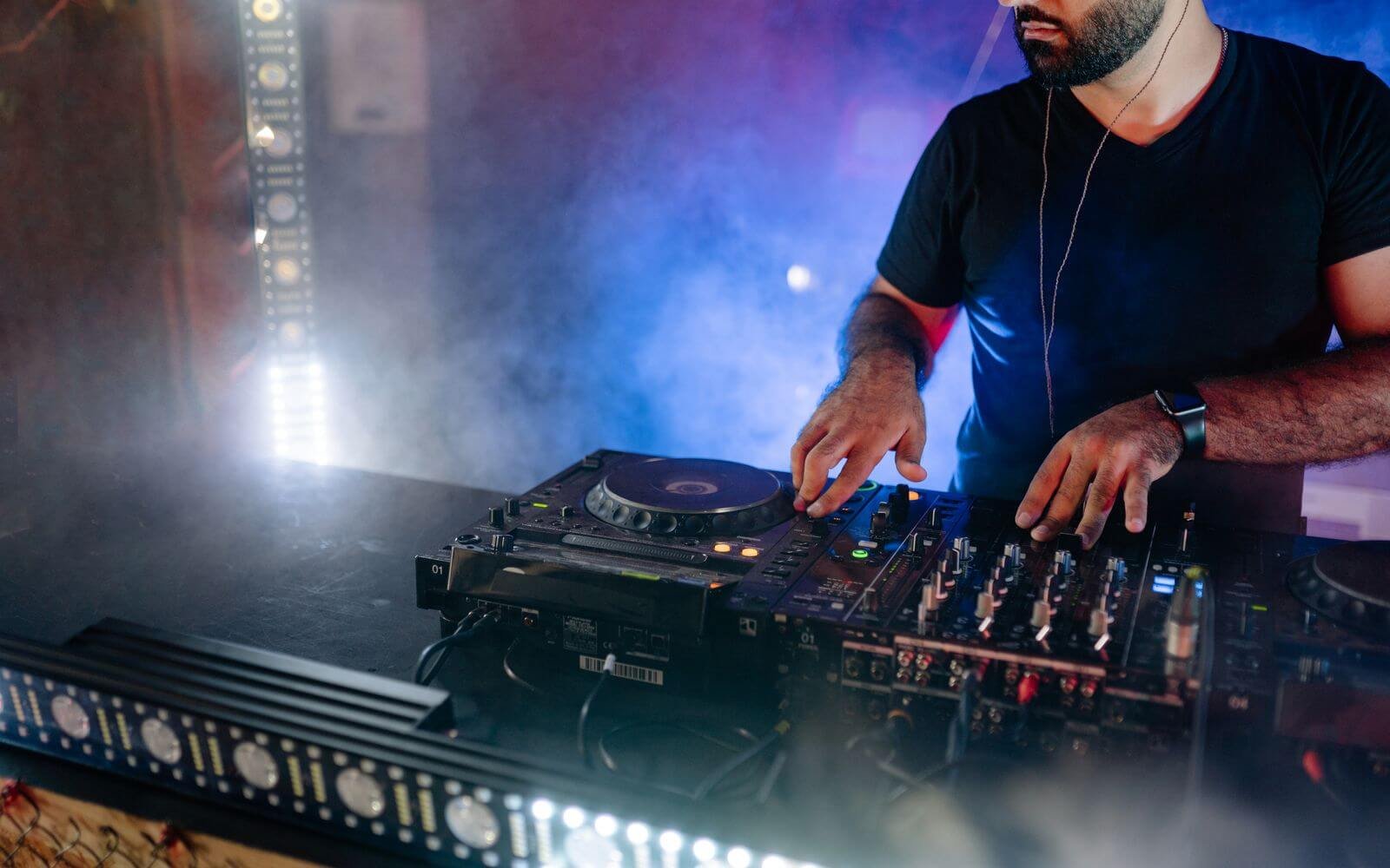 DJ qui mixe en direct pendant une soirée dansante