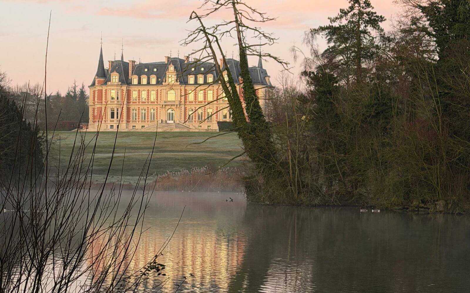 Château se reflétant dans l'eau, lieu de réception pour un DJ mariage Val-d'Oise