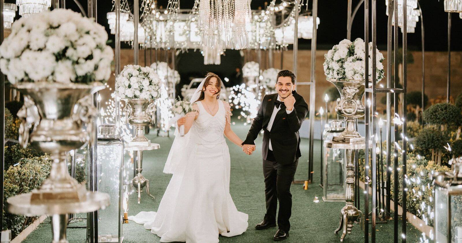 Couple de mariés rayonnants qui fait son entrée