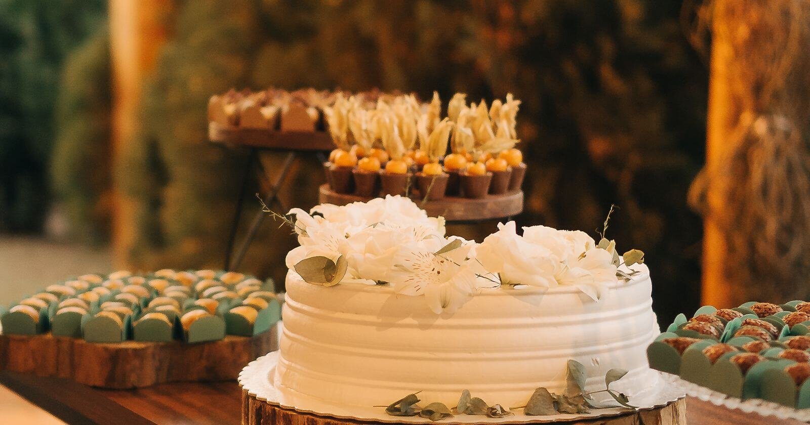 Buffet de desserts de mariage avec un gâteau élégant