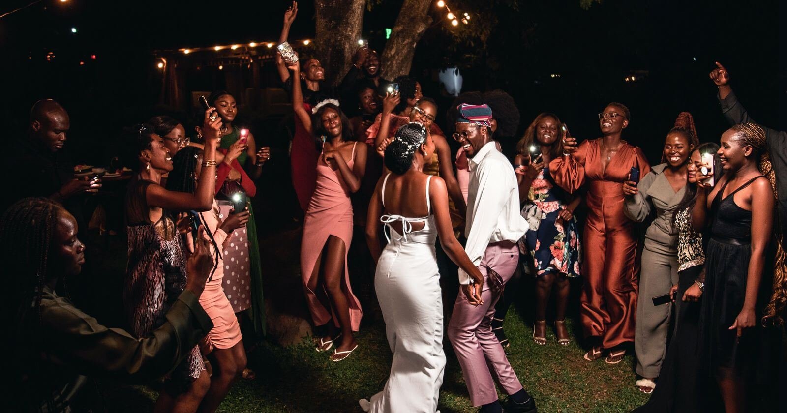 Invités qui dansent pendant la fête d'un mariage africain