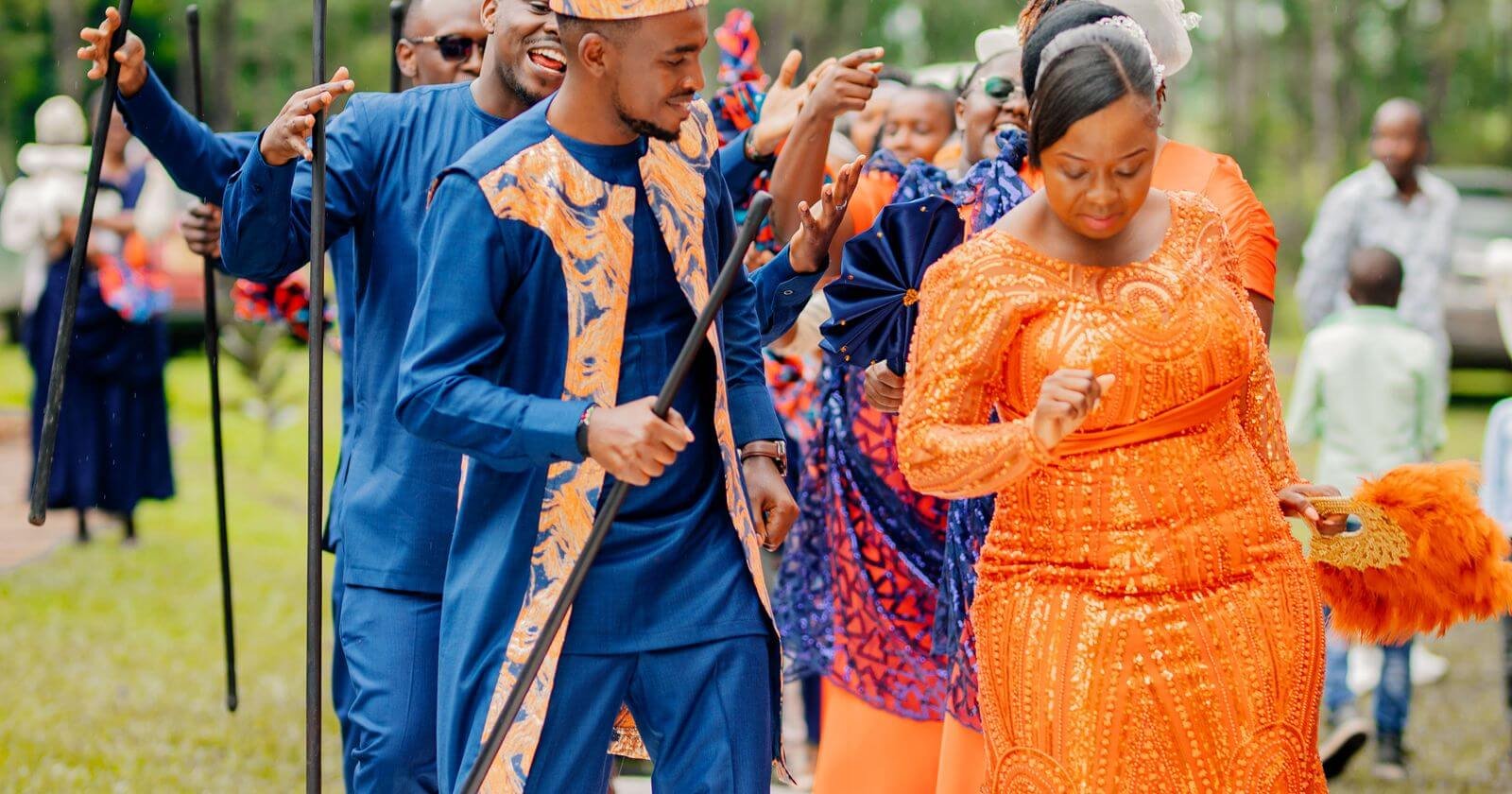 Invités en tenues traditionnelles colorées pendant une célébration de mariage