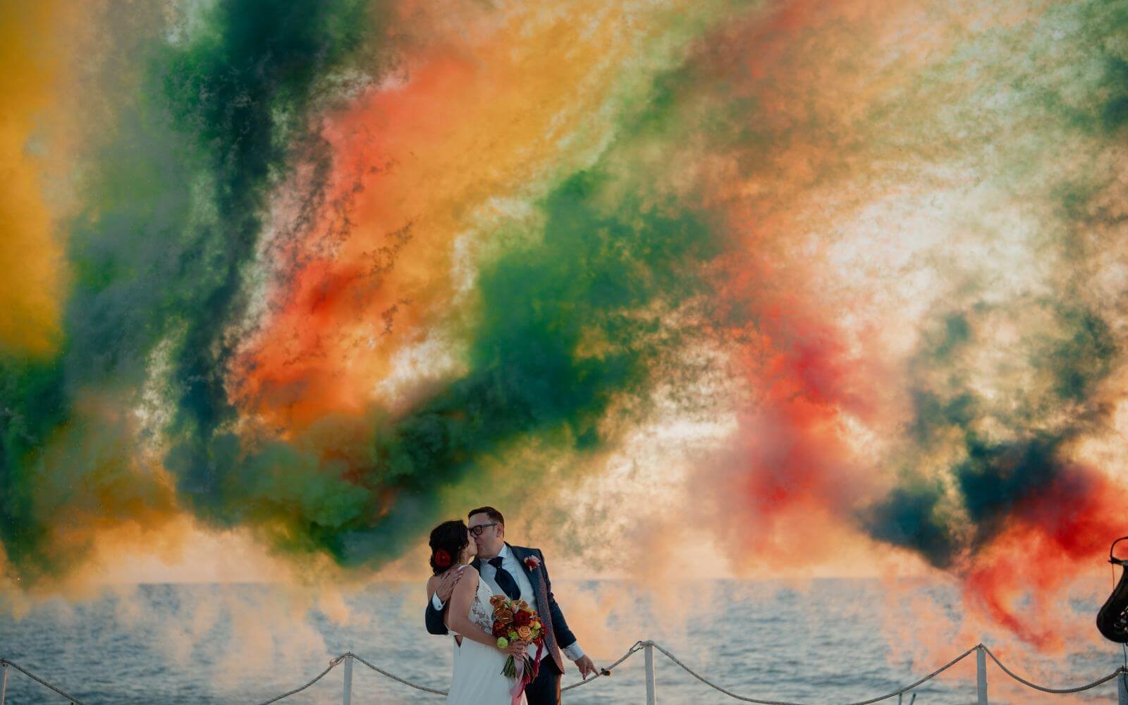 Mariés sous des feux d'artifice de jour colorés