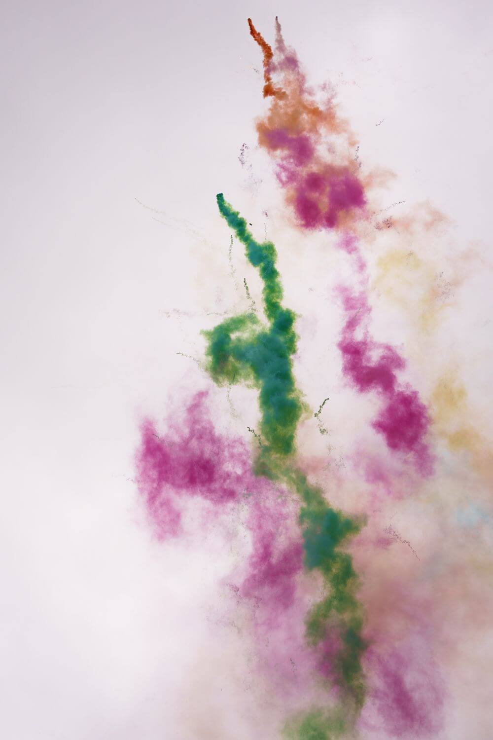 Traînées colorées d'un feu d'artifice de jour dans le ciel