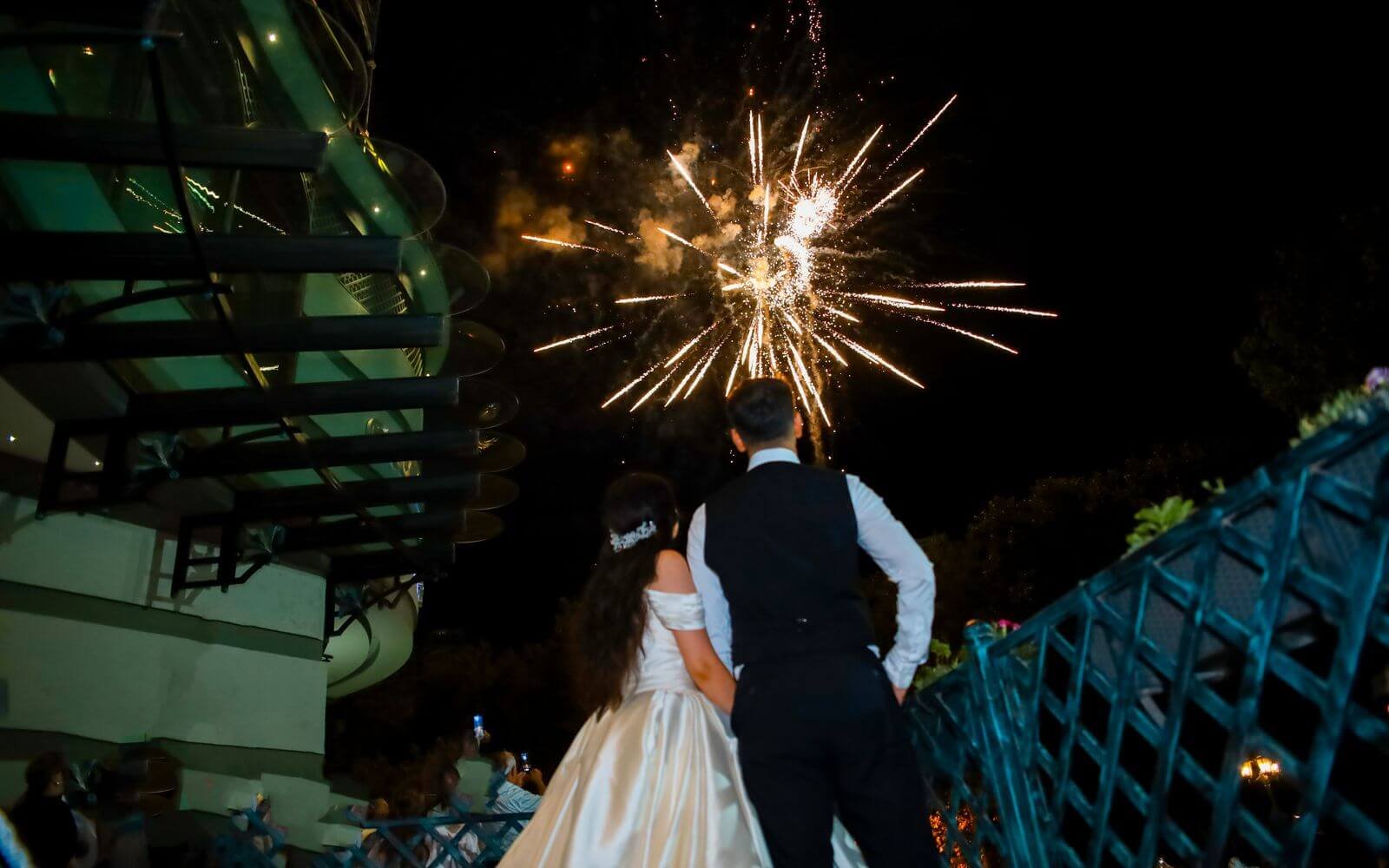 Mariés sous un feu d'artifice de nuit doré