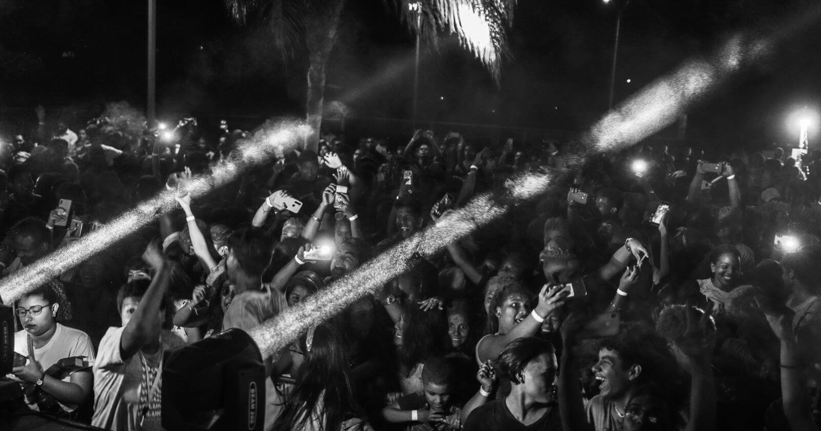 Foule levant les bras pendant une soirée dansante
