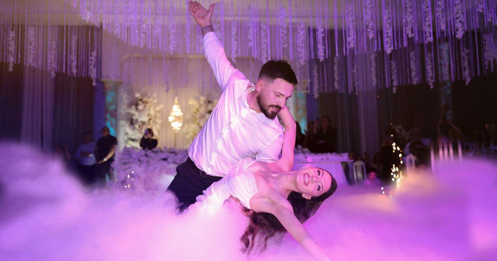 Effet de fumée et lumières violettes pendant une soirée dansante