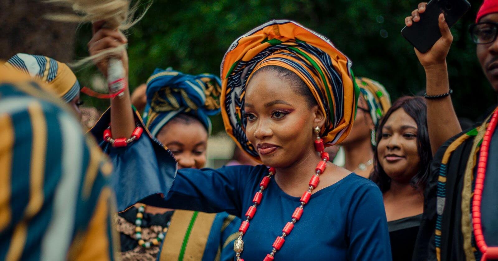 Invitée en foulard traditionnel dansant à un mariage