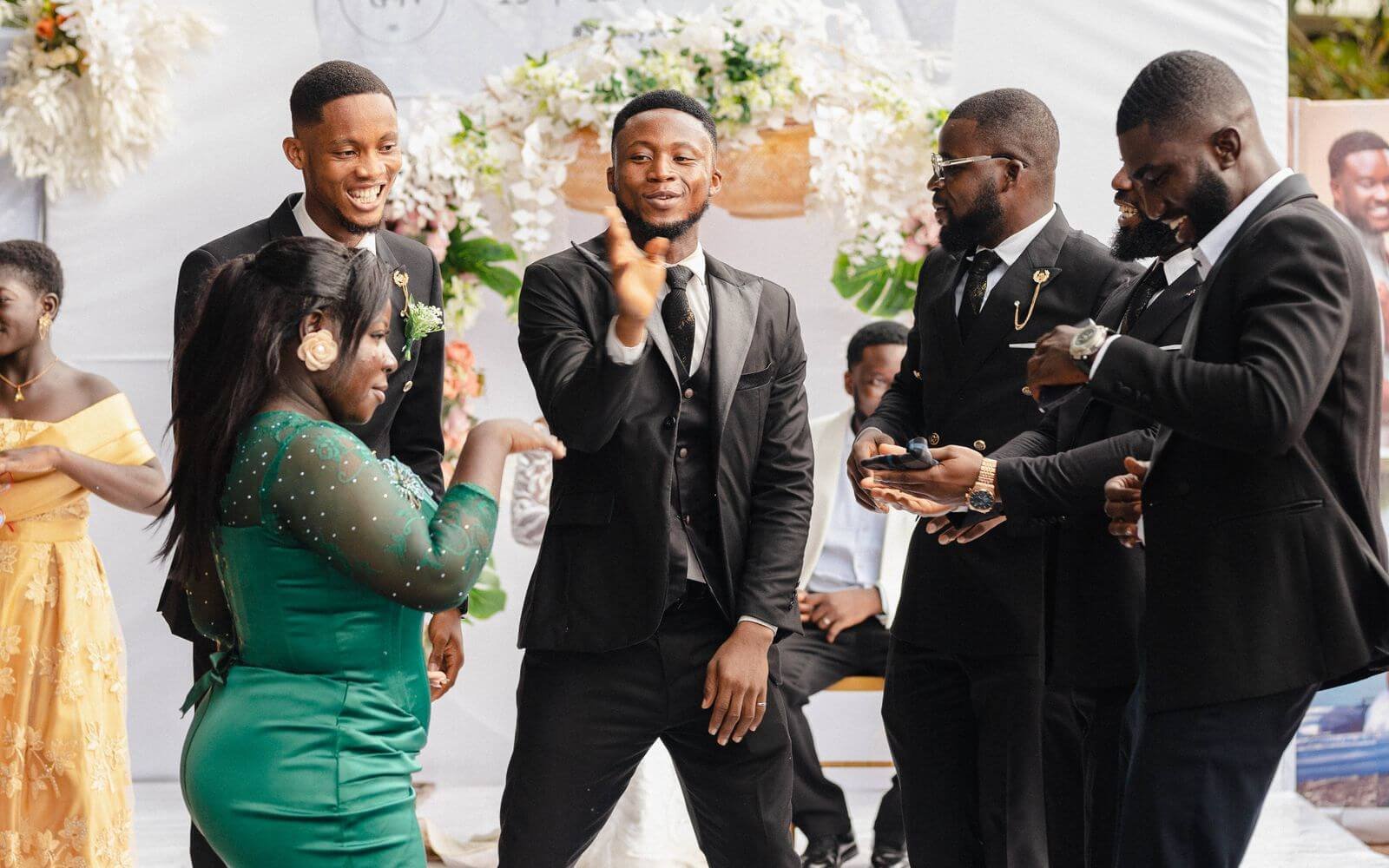 Groupe d’invités qui célèbrent un mariage africain en plein air