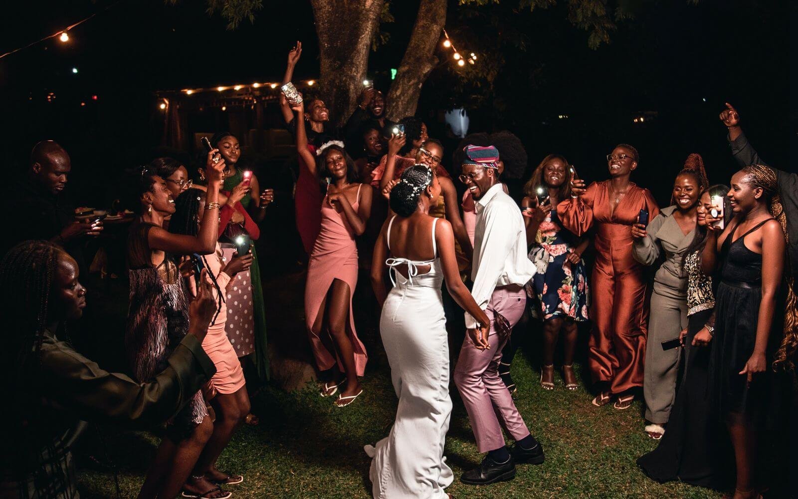 Invités qui dansent avec joie pendant un mariage africain