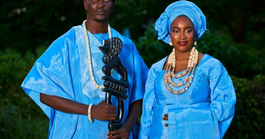 Couple en tenue traditionnelle africaine pour un mariage coutumier