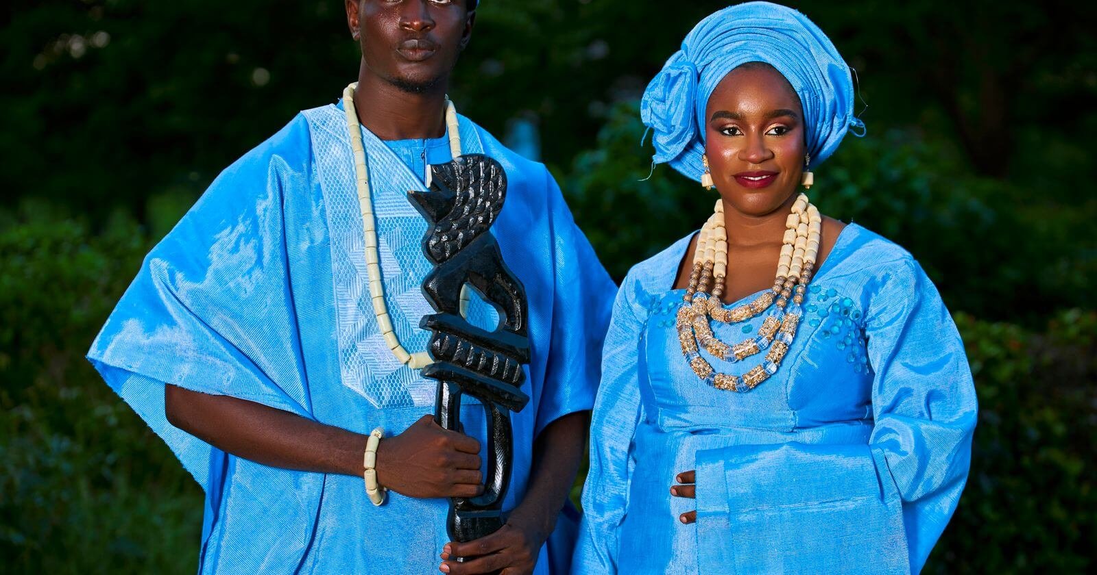 Couple en tenue traditionnelle africaine pour un mariage coutumier