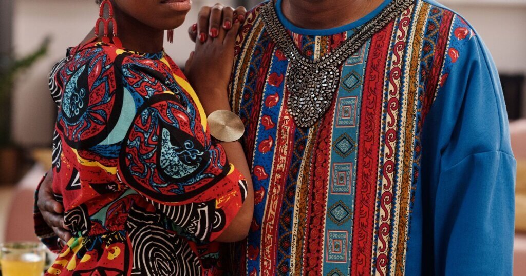 Couple qui s'enlace en tenues africaines colorées
