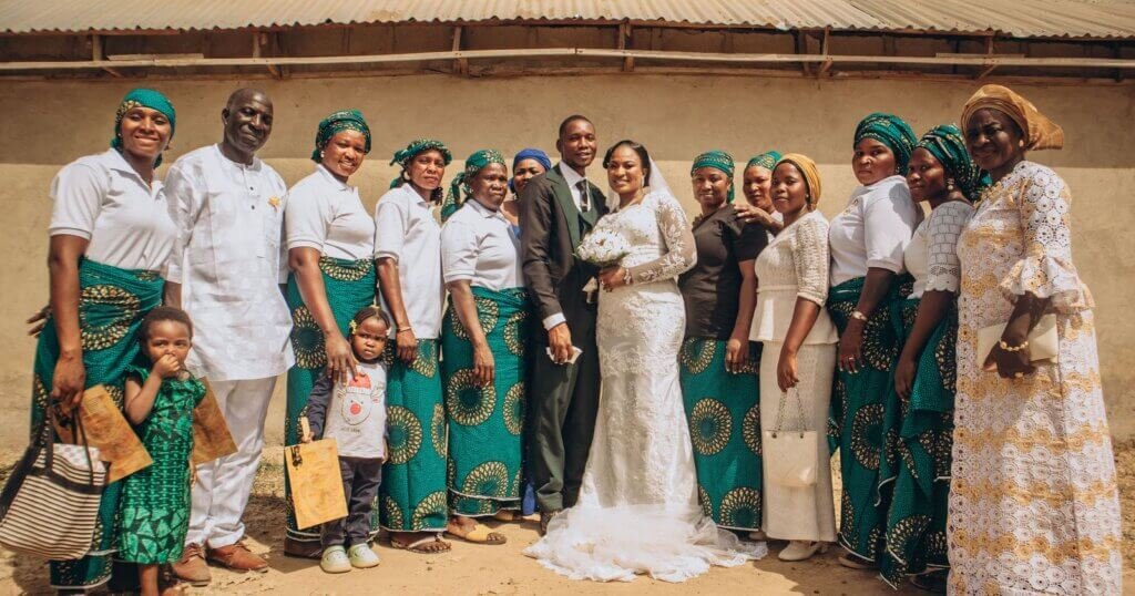 Invités d'un mariage africain en tenues assorties