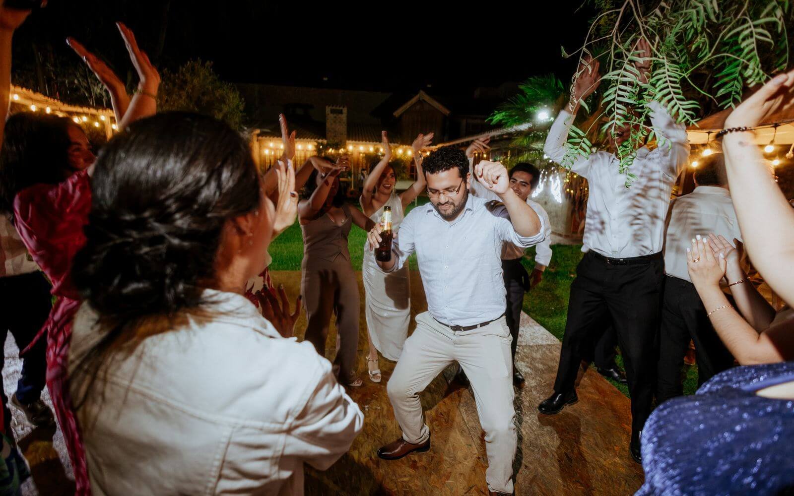 Réception de mariage en plein air avec des invités qui dansent