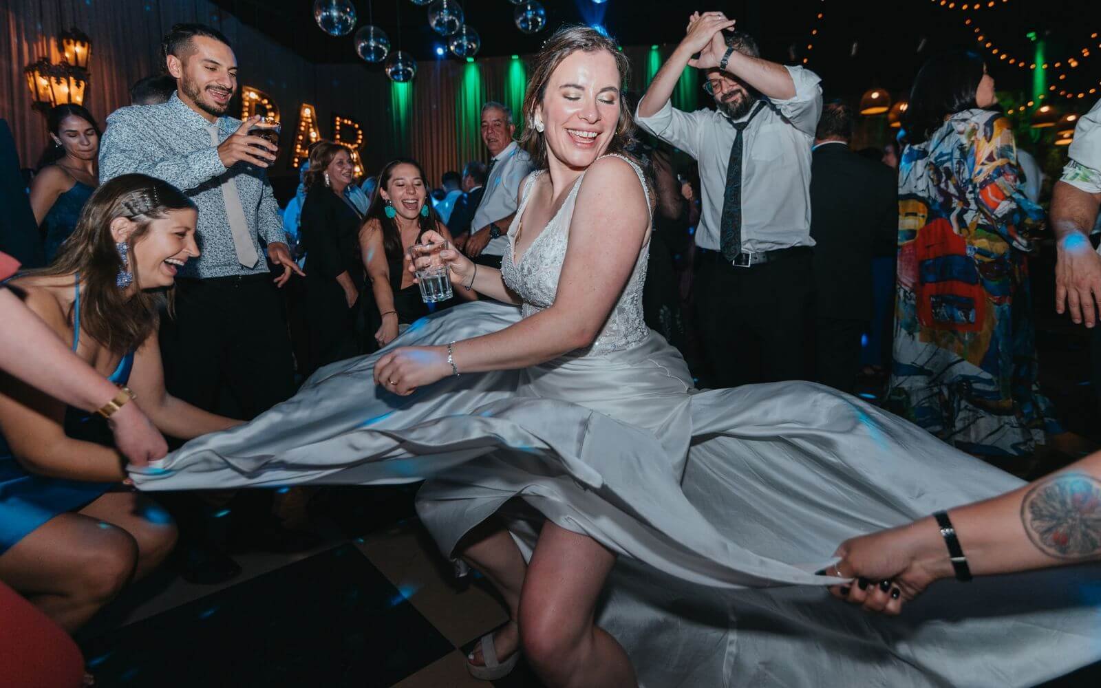 Mariée qui danse avec ses invités pendant la soirée