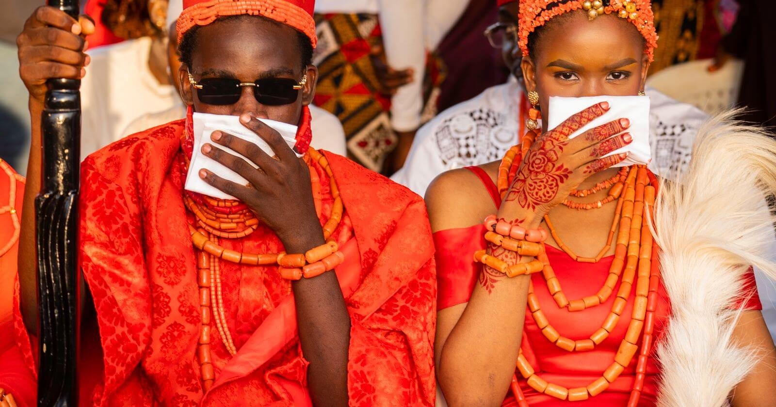 Mariés en tenues traditionnelles africaines