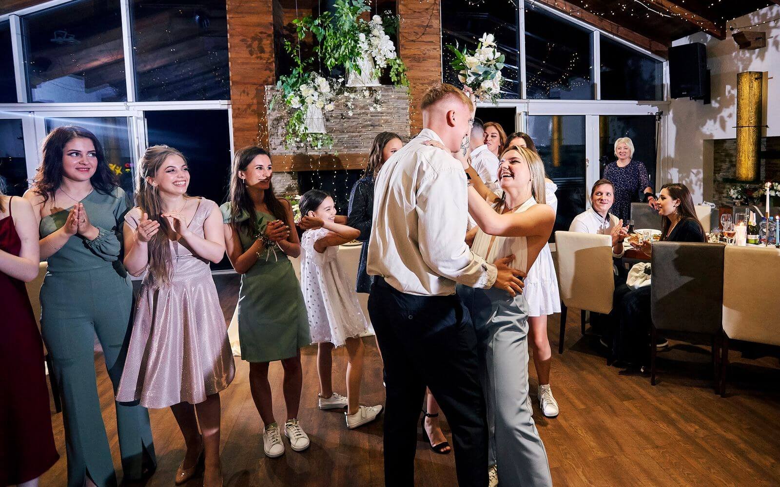 Invités qui dansent pendant une soirée de mariage dans le Val-d'Oise