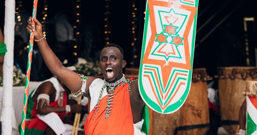 Homme dansant avec joie pendant une célébration africaine