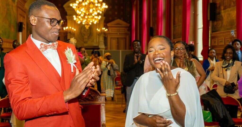 Invités élégants célébrant avec joie une fête de mariage