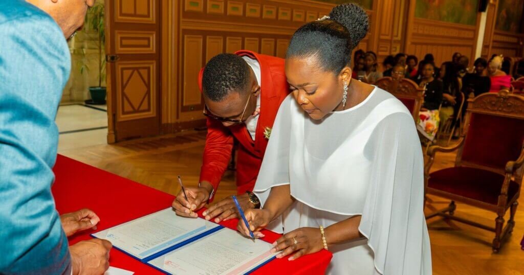 Mariés qui signent le registre pendant leur mariage à la mairie