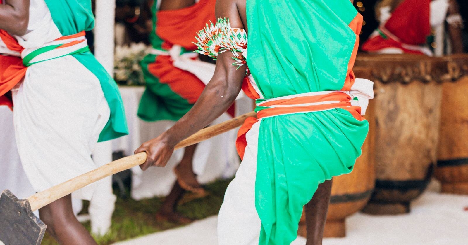Percussionnistes jouant de la musique camerounaise traditionnelle pendant une fête