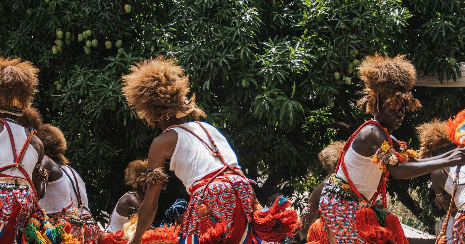 Invités dansant sur la playlist mariage africain lors d'une fête