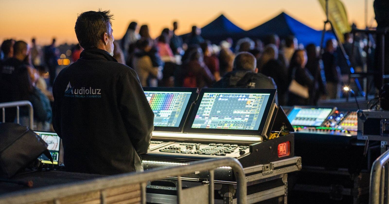 Régie technique et consoles pendant un événement