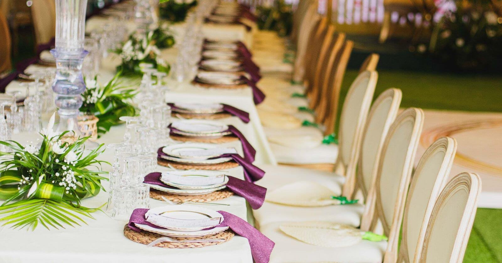Table de réception de mariage dressée pour le dîner