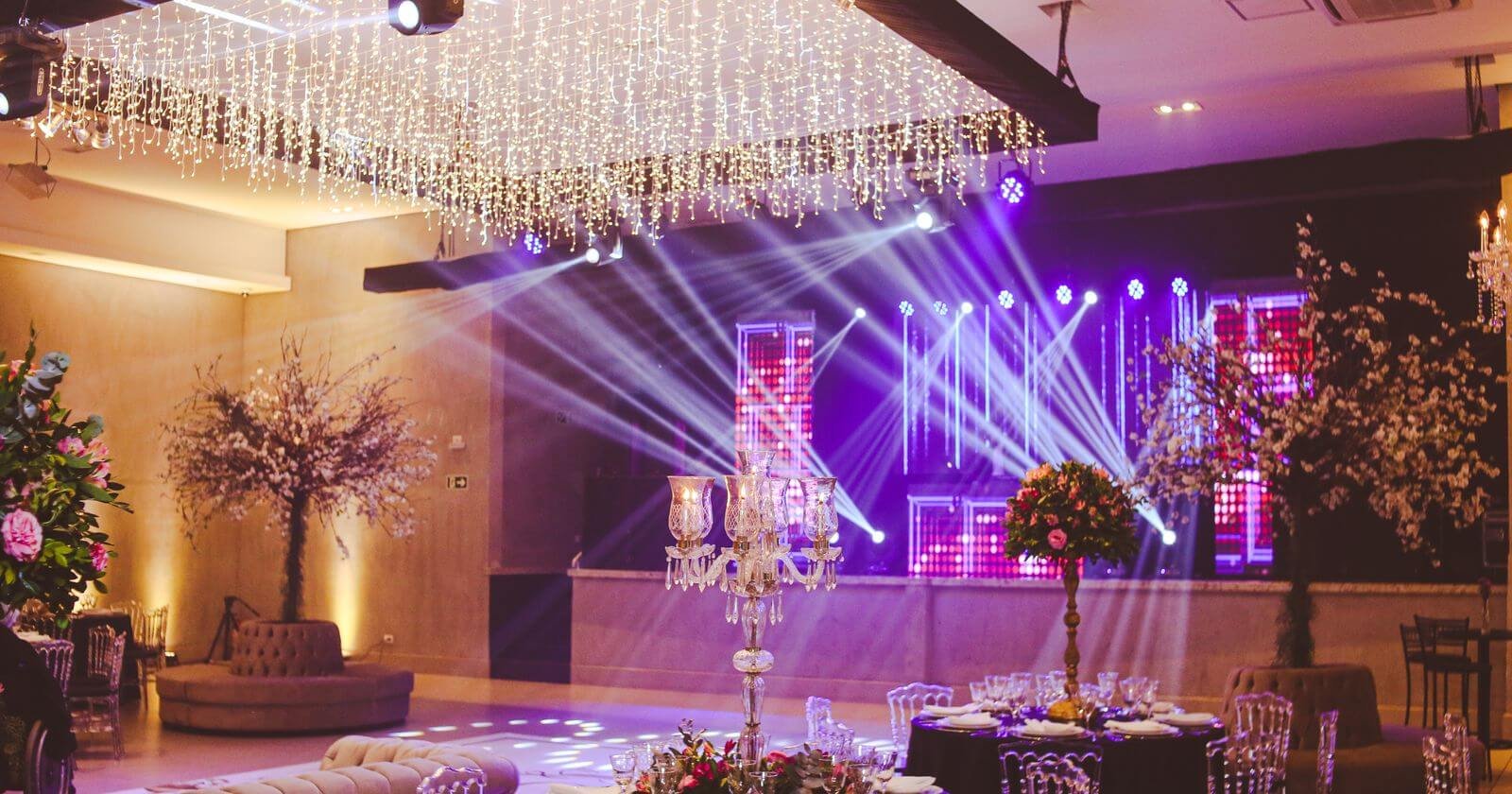 Salle de réception de mariage décorée et éclairée