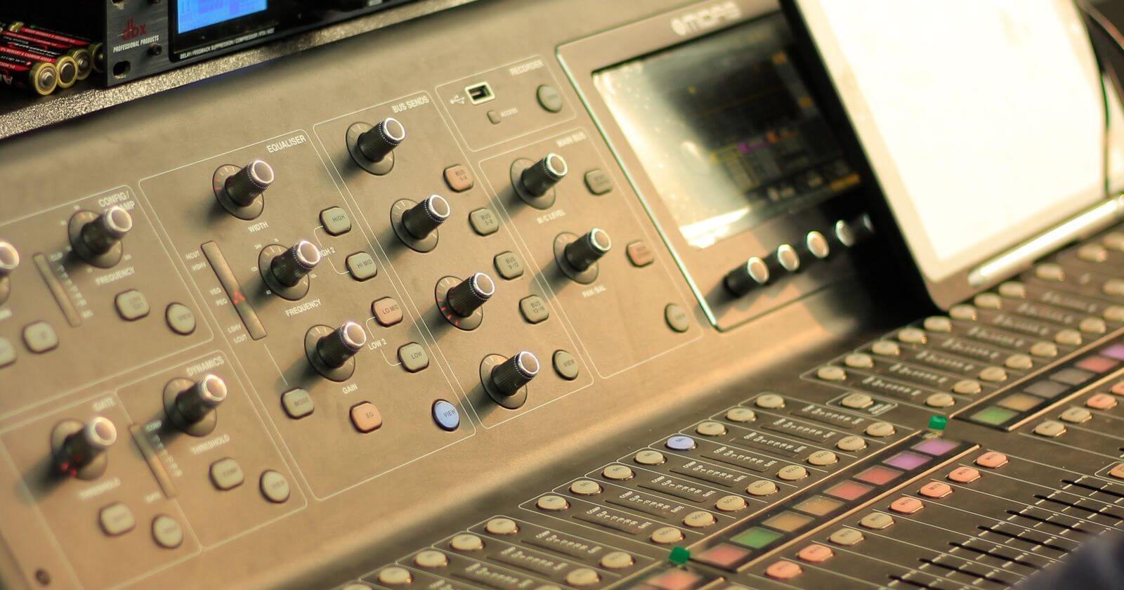 Table de mixage audio professionnelle