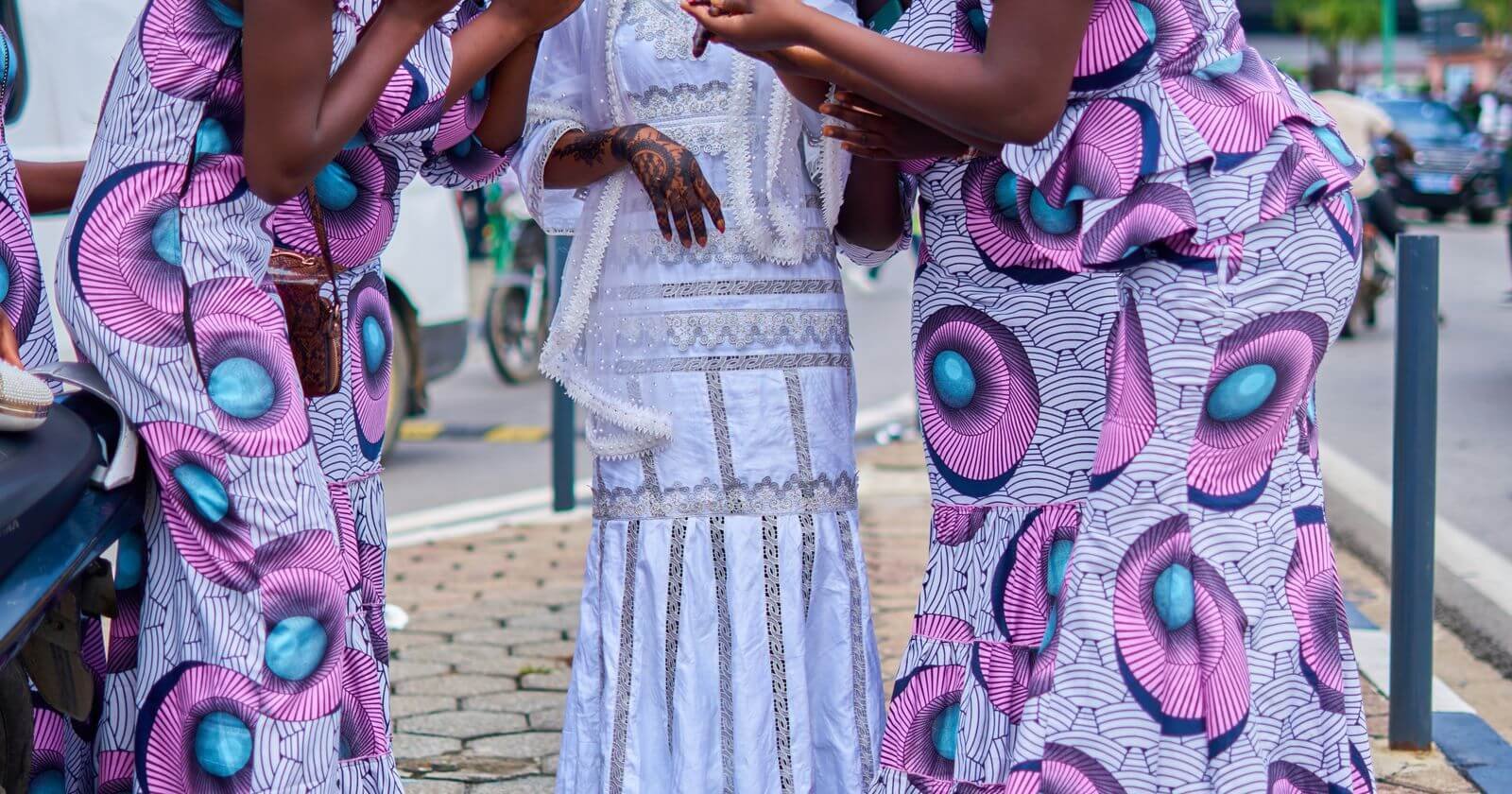 Invités en tenues en pagne aux motifs colorés