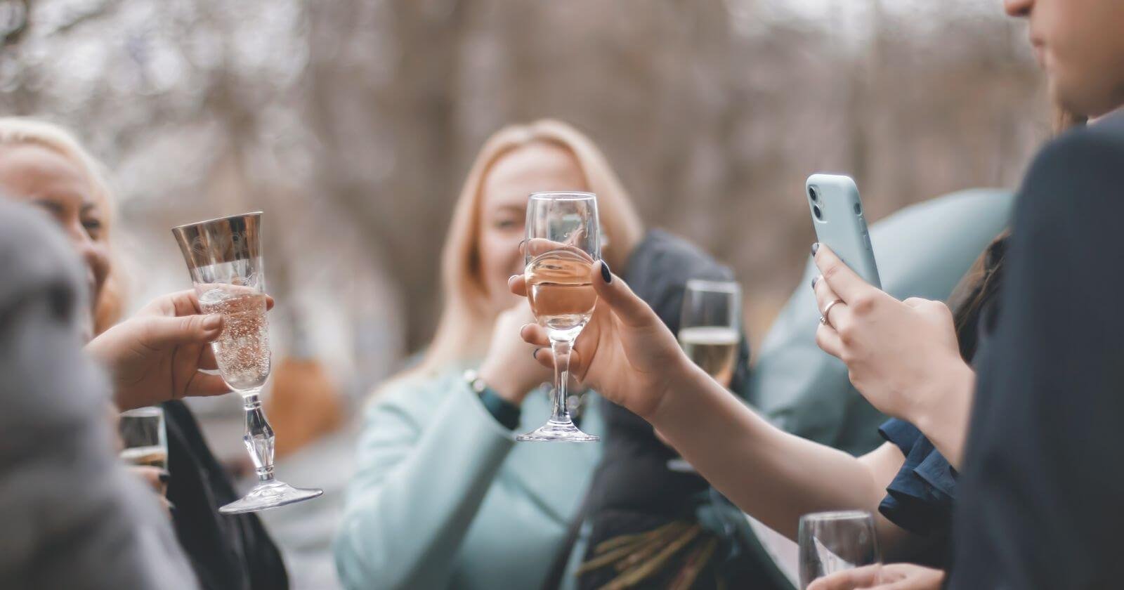 Amis trinquant ensemble pendant une fête